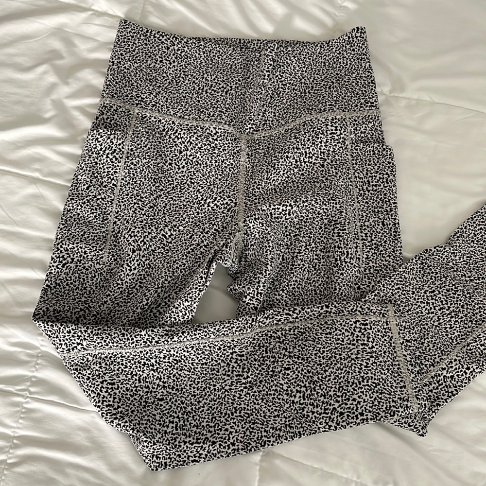 ATHLETA Salutation Stash II 2 textured tight leopard print, M, perfect condition